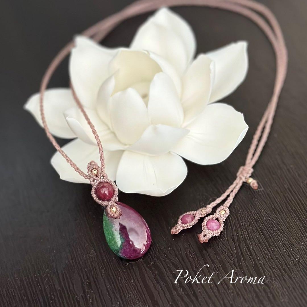 『美衣』ルビーインゾイサイトとルビーのマクラメペンダントネックレス