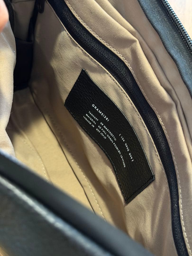 grams28 154 シティ・パック ブラックショルダーバッグ
