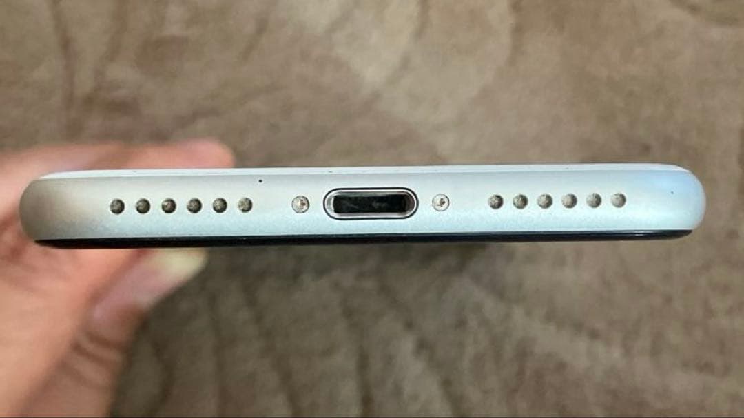 Apple iPhone SE2 ホワイト 本体 SIMフリー　75%