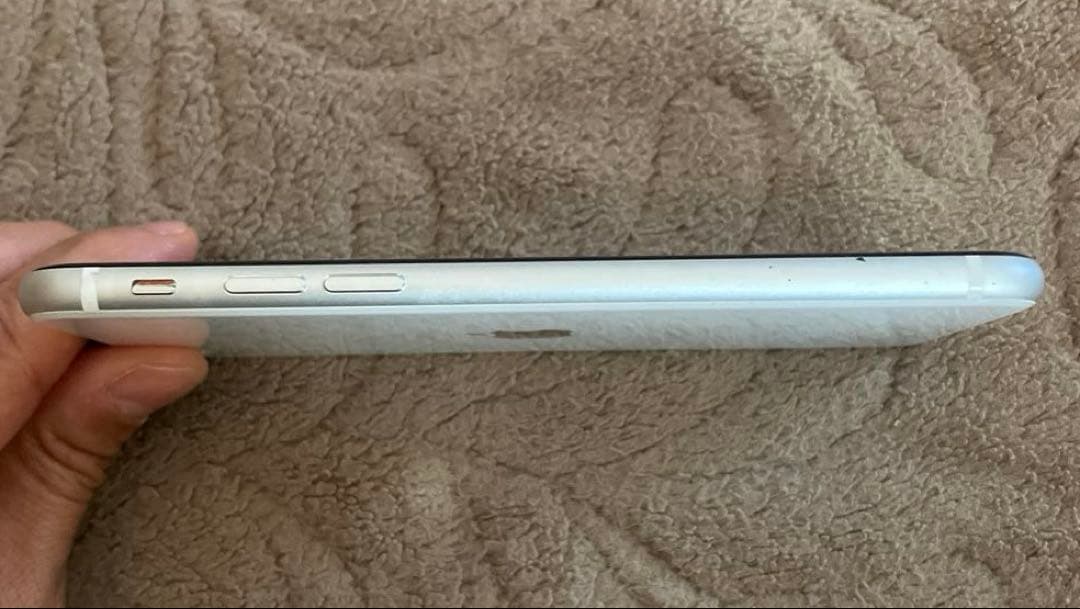 Apple iPhone SE2 ホワイト 本体 SIMフリー　75%