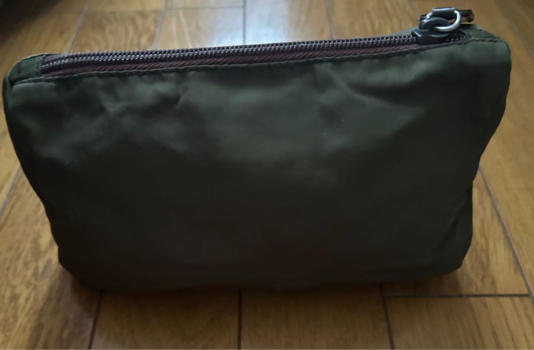 美品　PRADA ナイロンポーチ　三角ロゴ カーキ 小物入れ 化粧ポーチ