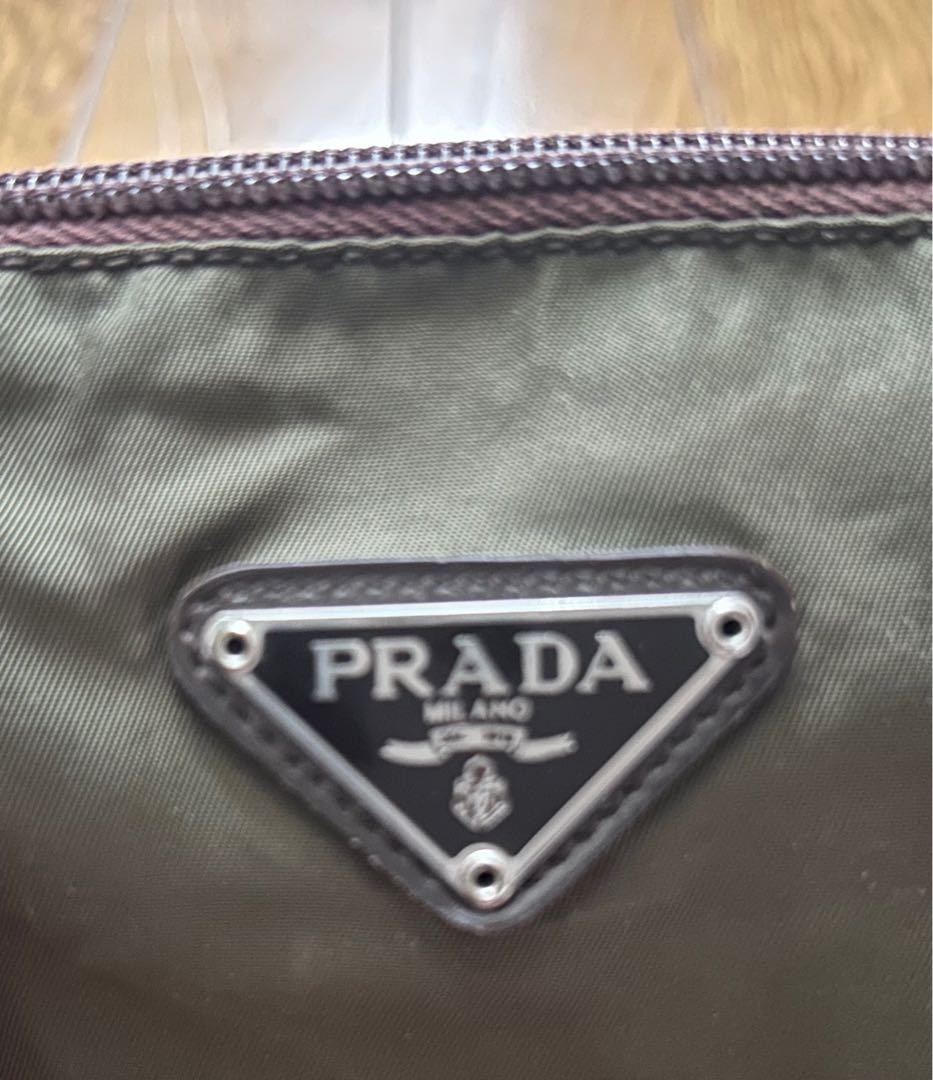 美品　PRADA ナイロンポーチ　三角ロゴ カーキ 小物入れ 化粧ポーチ