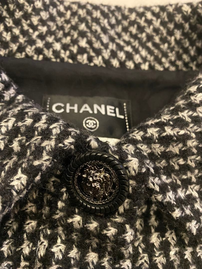 CHANEL モノトーン ツイード コート ジャケット ライオンCOCOボタン
