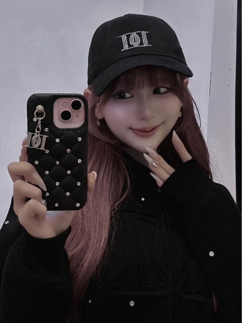 ダーリッチ キルティングビジューDDチャーム iPhoneケース 15Pro 黒