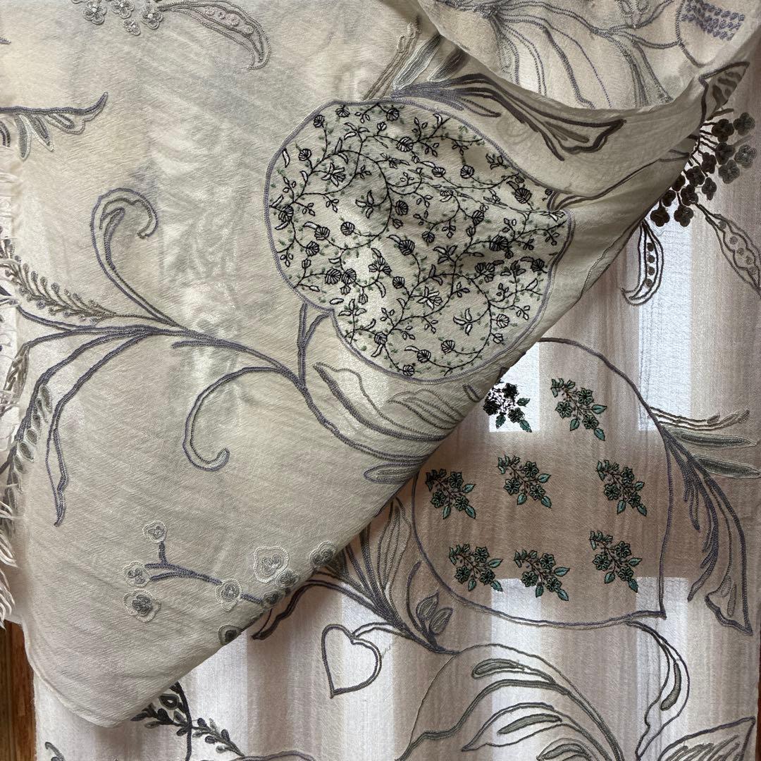 TARA BLANCA 新品未使用 タグ付シルクウール 大判 総刺繍