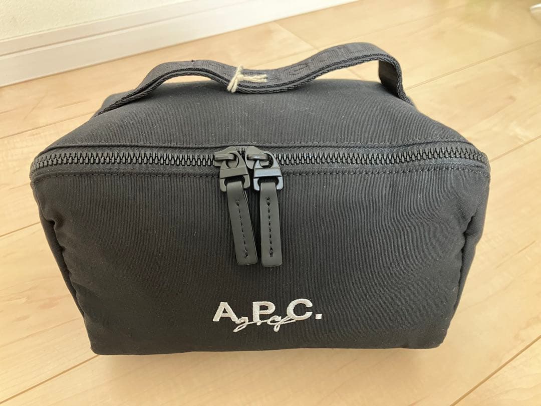A.P.C. 黒 ナイロンポーチ