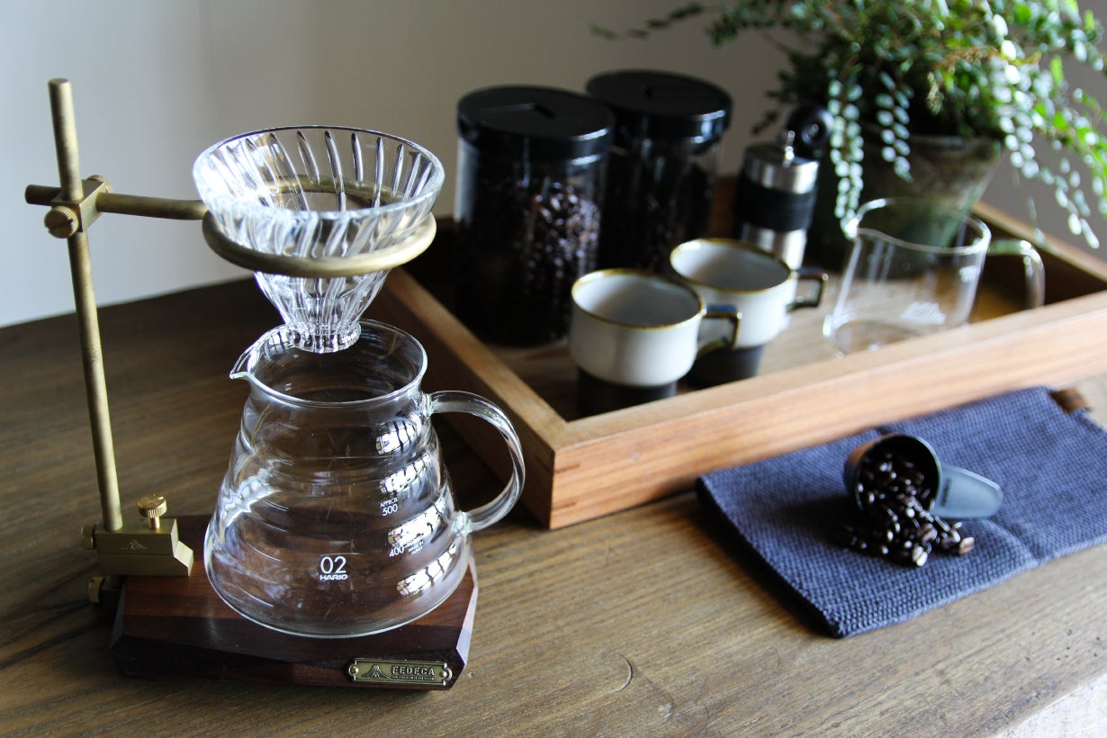 キャンプで楽しむ本格コーヒー。テーブルに挟んで使うFEDECAドリップ