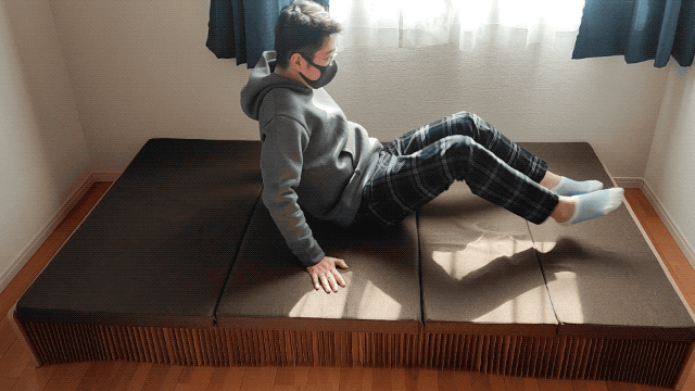 いつもの寝具がピッタリはまる！ソファーにもなる畳めるペーパーベッド