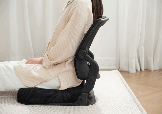 腰に吸い付くように背もたれがフィット！長時間座っても腰もお尻も