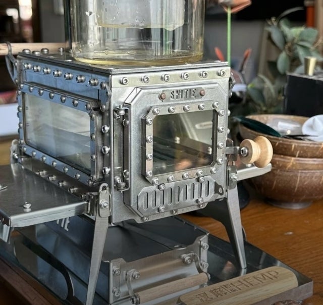 片手で持てる。三面ガラス窓で炎の揺らぎがどこでも楽しめるミニ薪