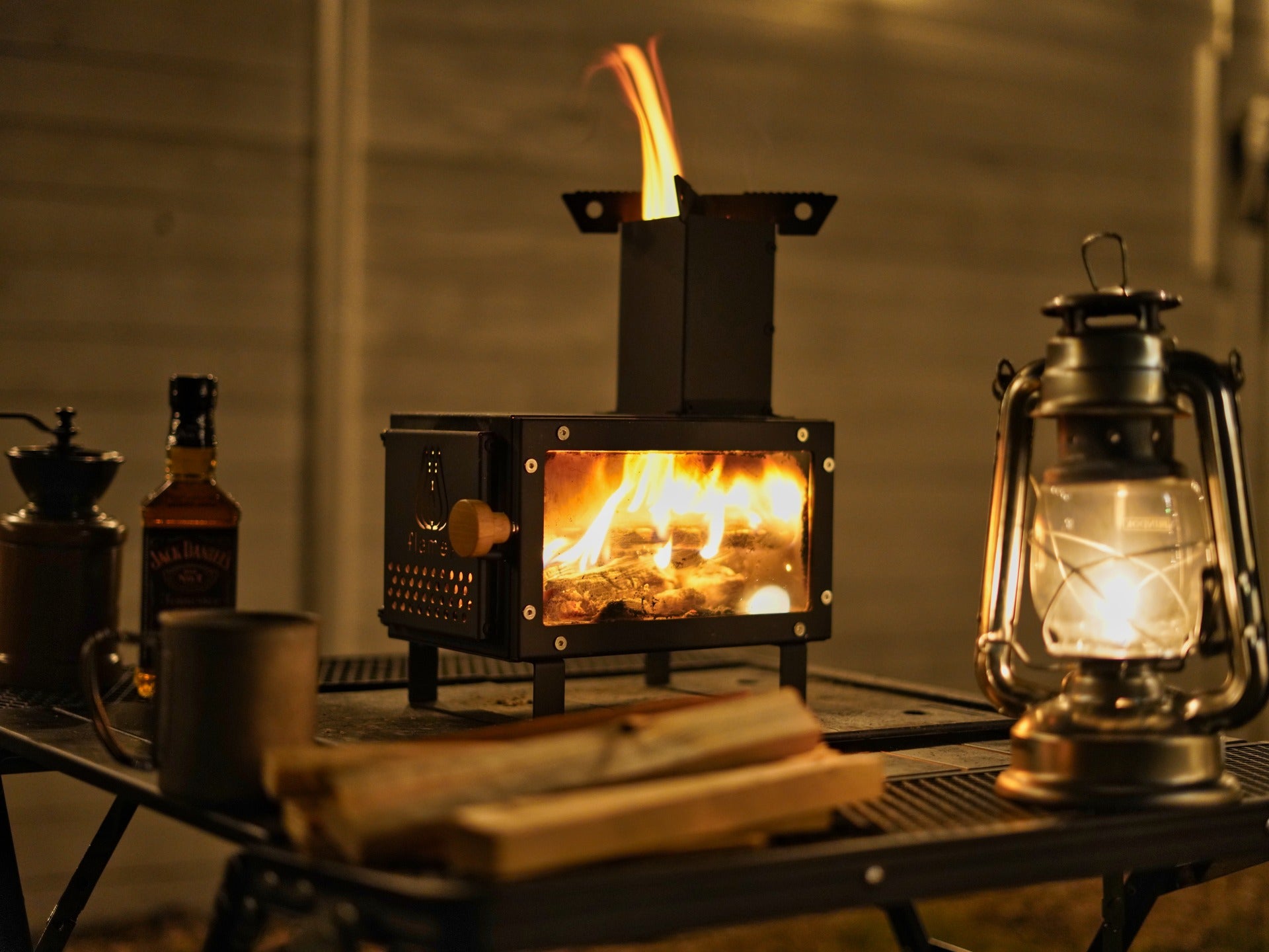 休日は炎を眺めて食事を楽しもう！ミニ薪ストーブ flamey (フレイミー