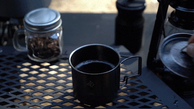 キャンプのティータイムを格上げする「ブラックチタンマグカップ