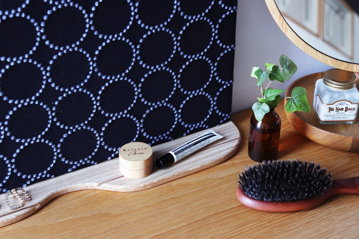 置いても使える。ミナ ペルホネンの生地を使った、小物トレイ付き