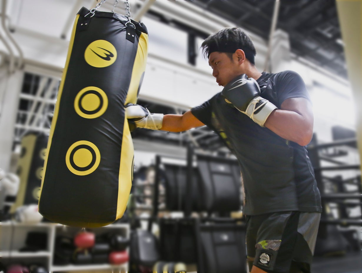 進撃の暇人)ボディメーカー サンドバッグ 取り付け金具付き 進撃の暇人