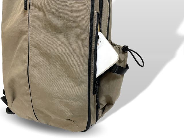 14インチが入る6層構造！15の収納と秘密の拡張スペース！多機能