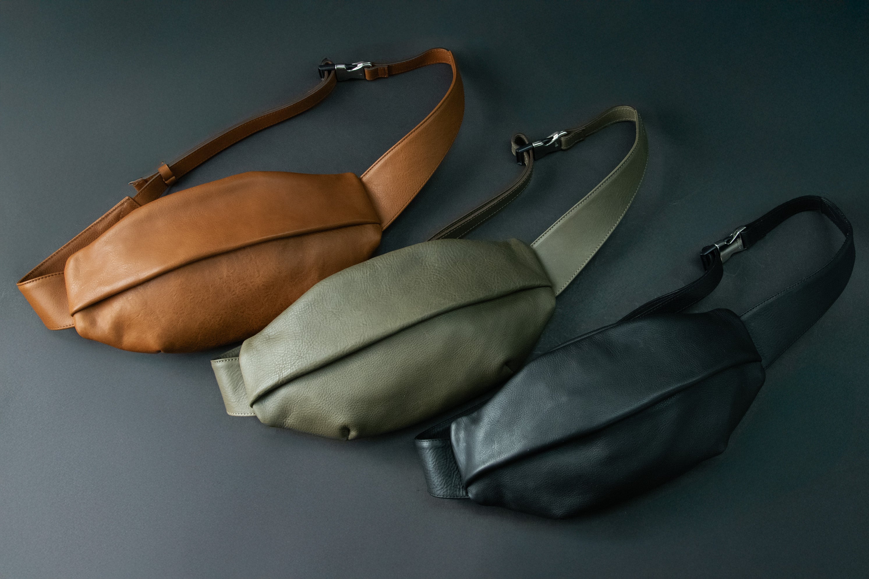 バッグ職人が本気で作る！革なのに軽い「大人スリムボディバッグ