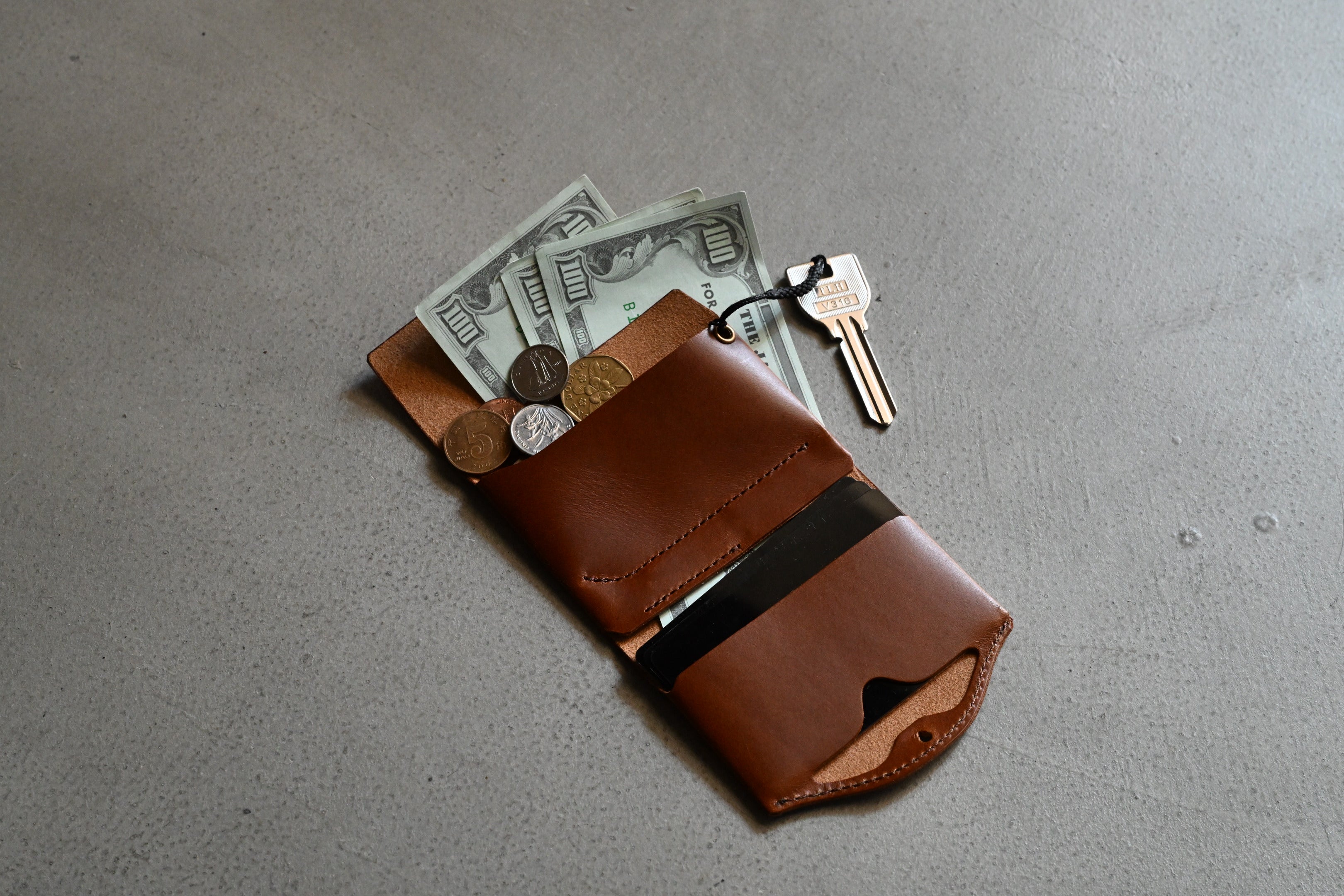 限界ギリギリの薄さとサイズに挑む！三つ折り財布「usuha-peta