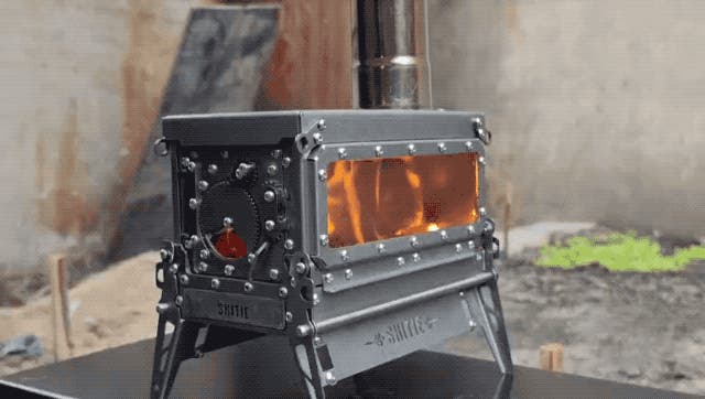 持ち運び楽々！デザイン性も実用性も極めたミニ薪ストーブで新たな