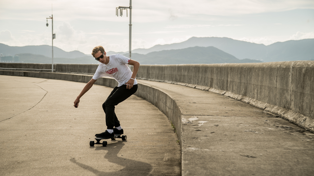 初心者でも即マスター！超軽量・スピート自由な電動スケートボード