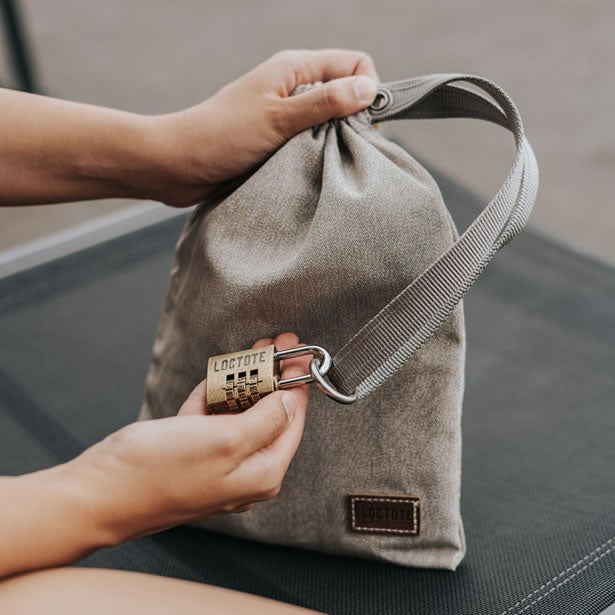 もう貴重品の心配は無用！小型軽量！防犯ロック付防水バッグ「アンチ