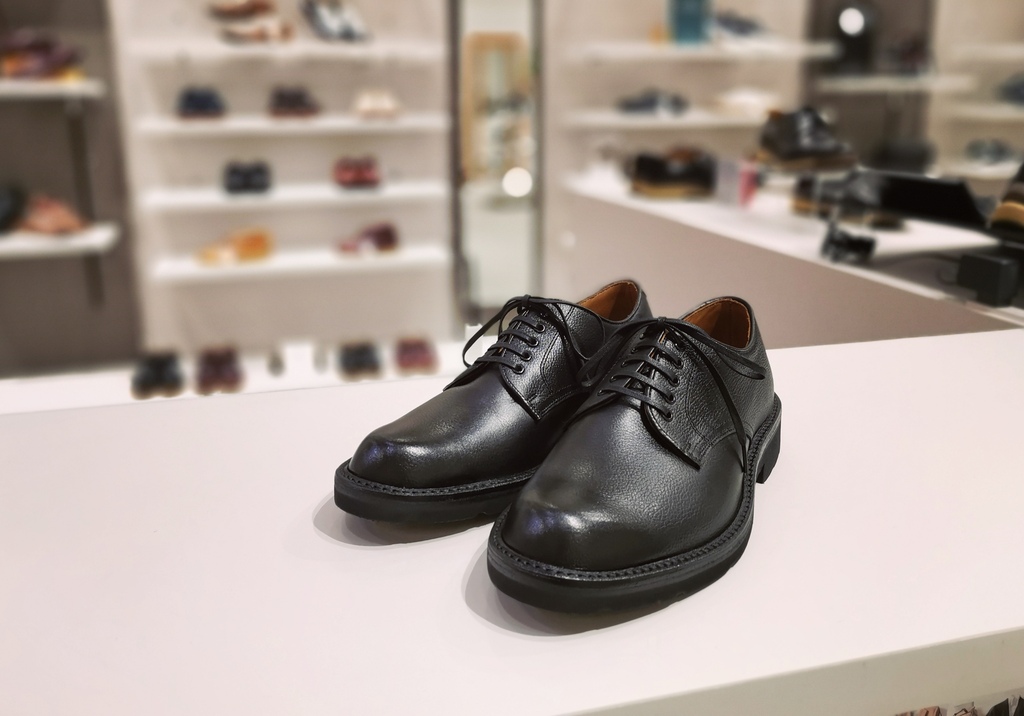 雨の日もOK！オンオフ兼用で使える型押しレザープレーントウ | 靴の