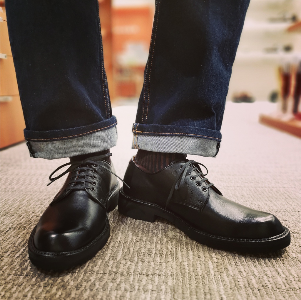 雨の日もOK！オンオフ兼用で使える型押しレザープレーントウ | 靴の