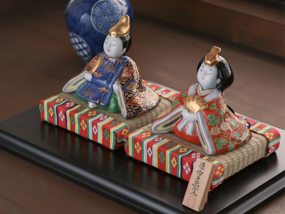 源右衛門窯 染錦座り雛（菊）置物 / げんえもんがま 染錦座り雛（菊