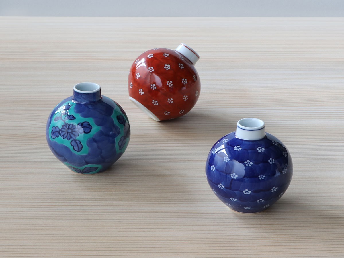 源右衛門窯 染錦更紗手花蝶文 小花瓶 / げんえもんがま 染錦更紗手花蝶