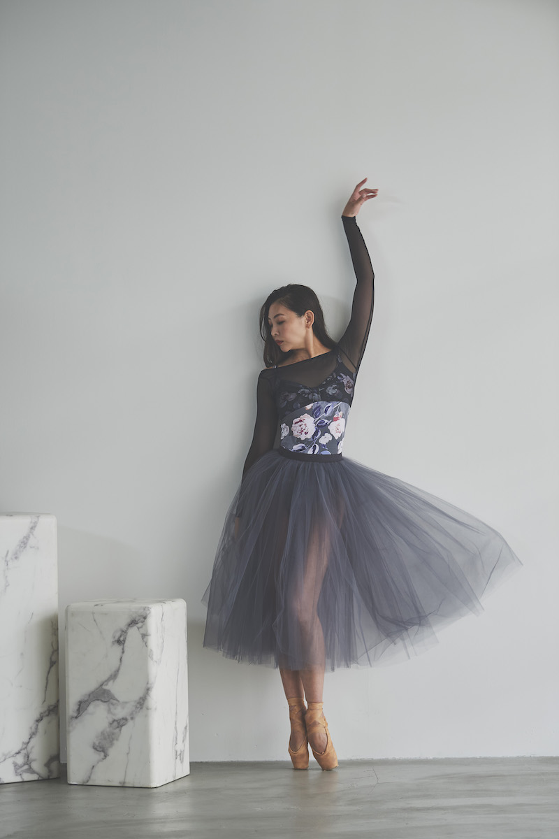 stina / type O square / Joy flower charcoal gray