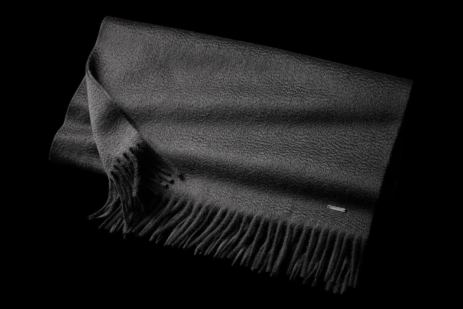 最高の贅沢を首に巻けば、スーツ姿に隙はなし～ロロ・ピアーナ【黒の