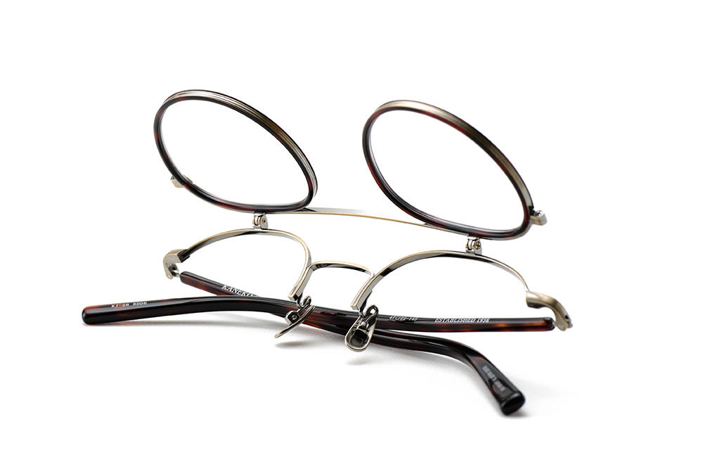 跳ね上げ式メガネで機能性と遊び心を楽しむ | PRESIDENT STYLE