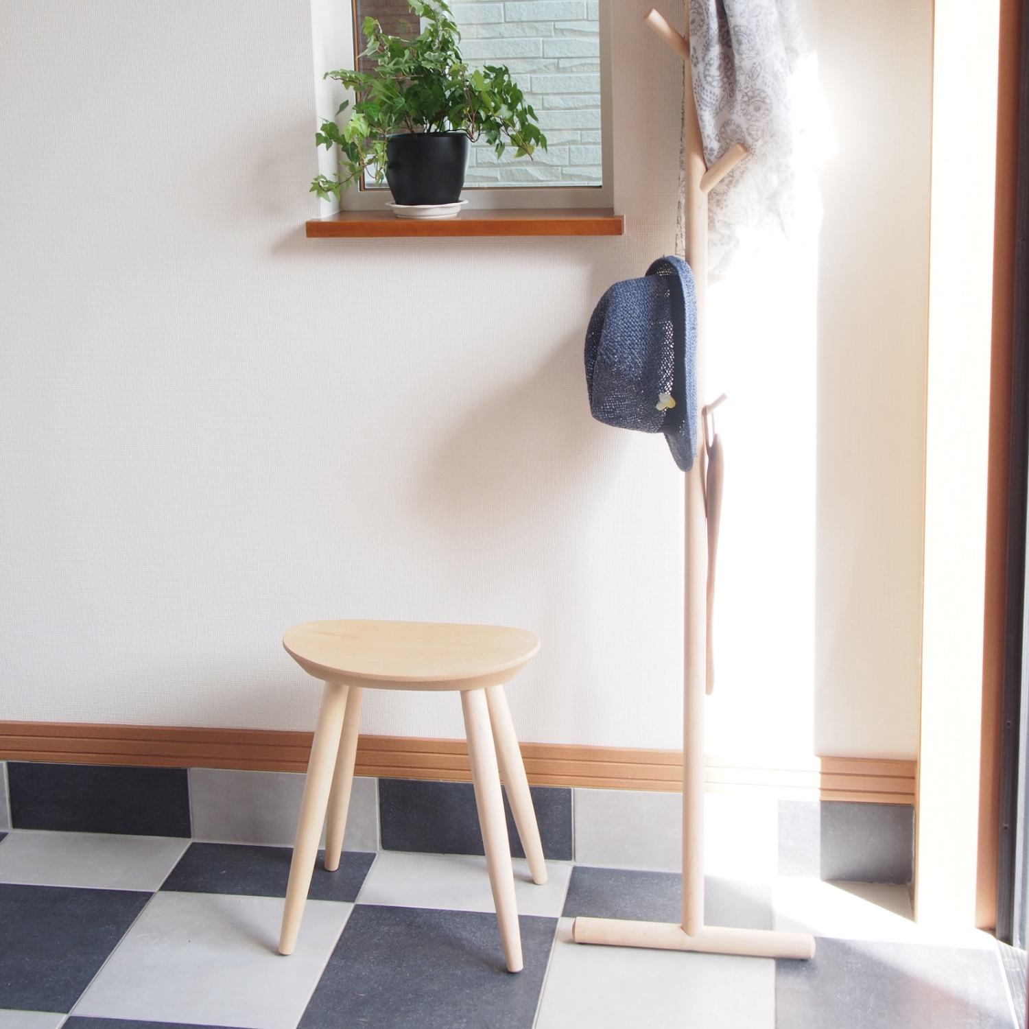 cosine/エントランススツール ウォルナット材 -玄関にあると便利な