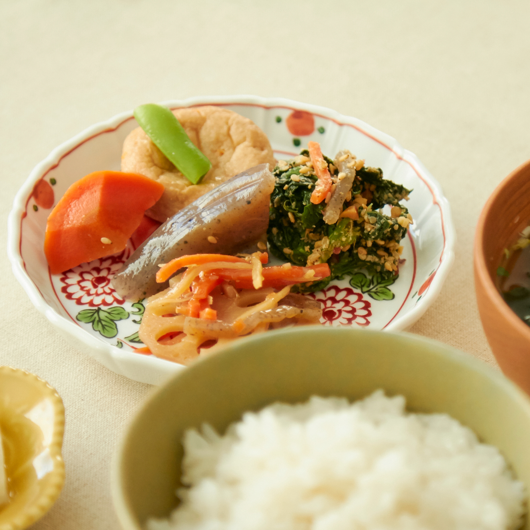 与山窯 桔梗渕4.5寸皿 赤絵花弁富士山図 -ハレの日の席を彩り豊かに