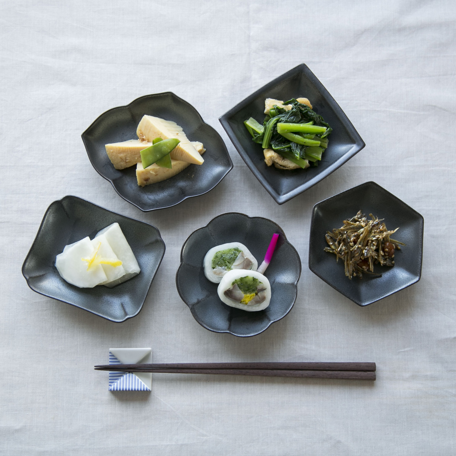 KIHARA/菊割小皿 黒鉄砂 -かたちの違いを楽しみたい、シックな豆皿