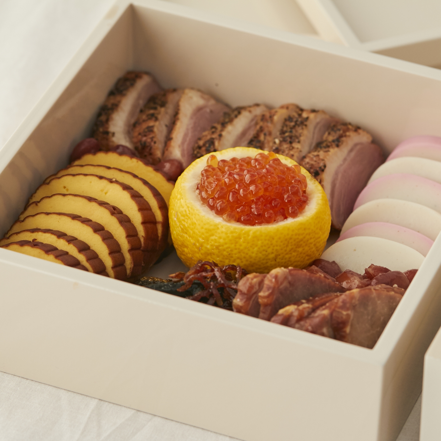 正角切溜三入子 -入れ子式でコンパクト収納、普段使いできる重箱