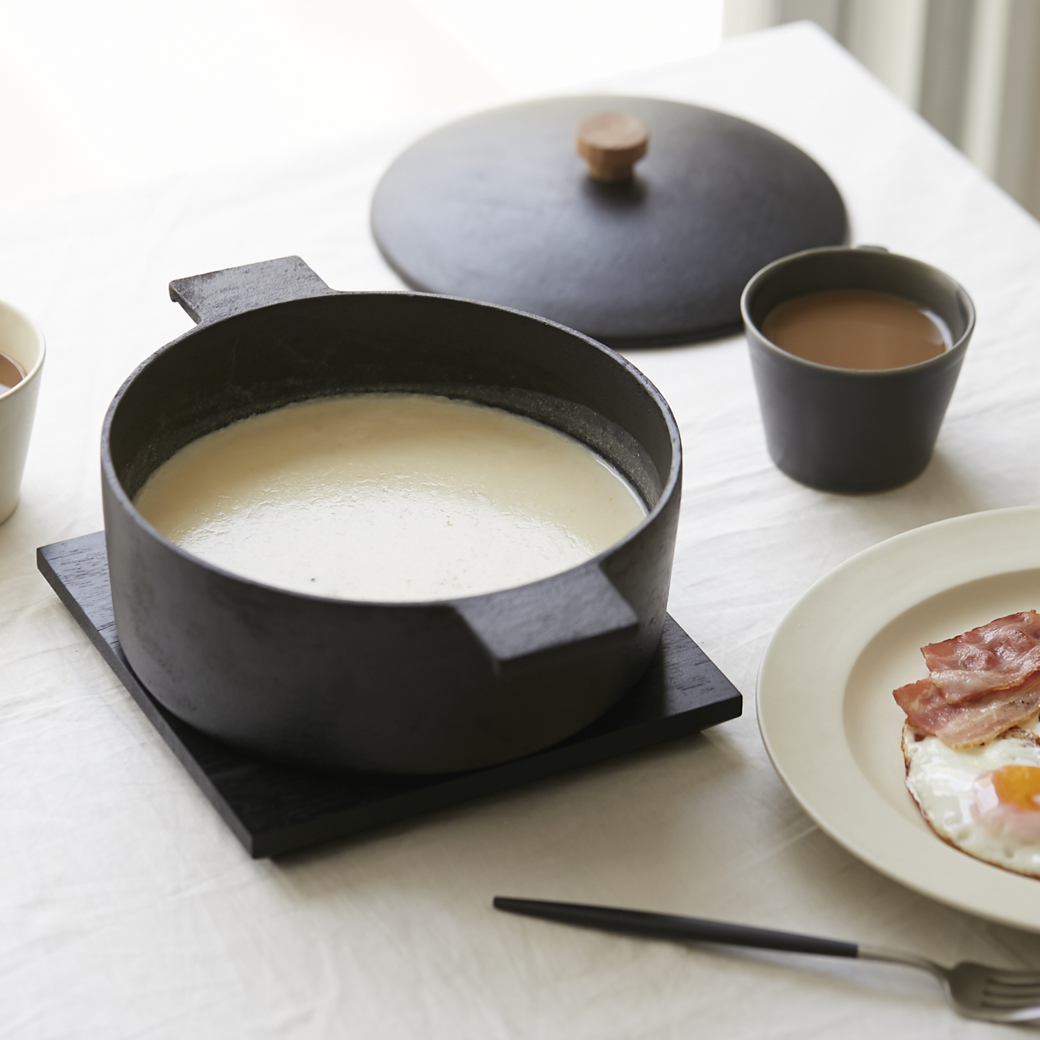 toki no niwa/鉄鋳物両手鍋 -100年使えるから一生ものになる、漆仕上げ