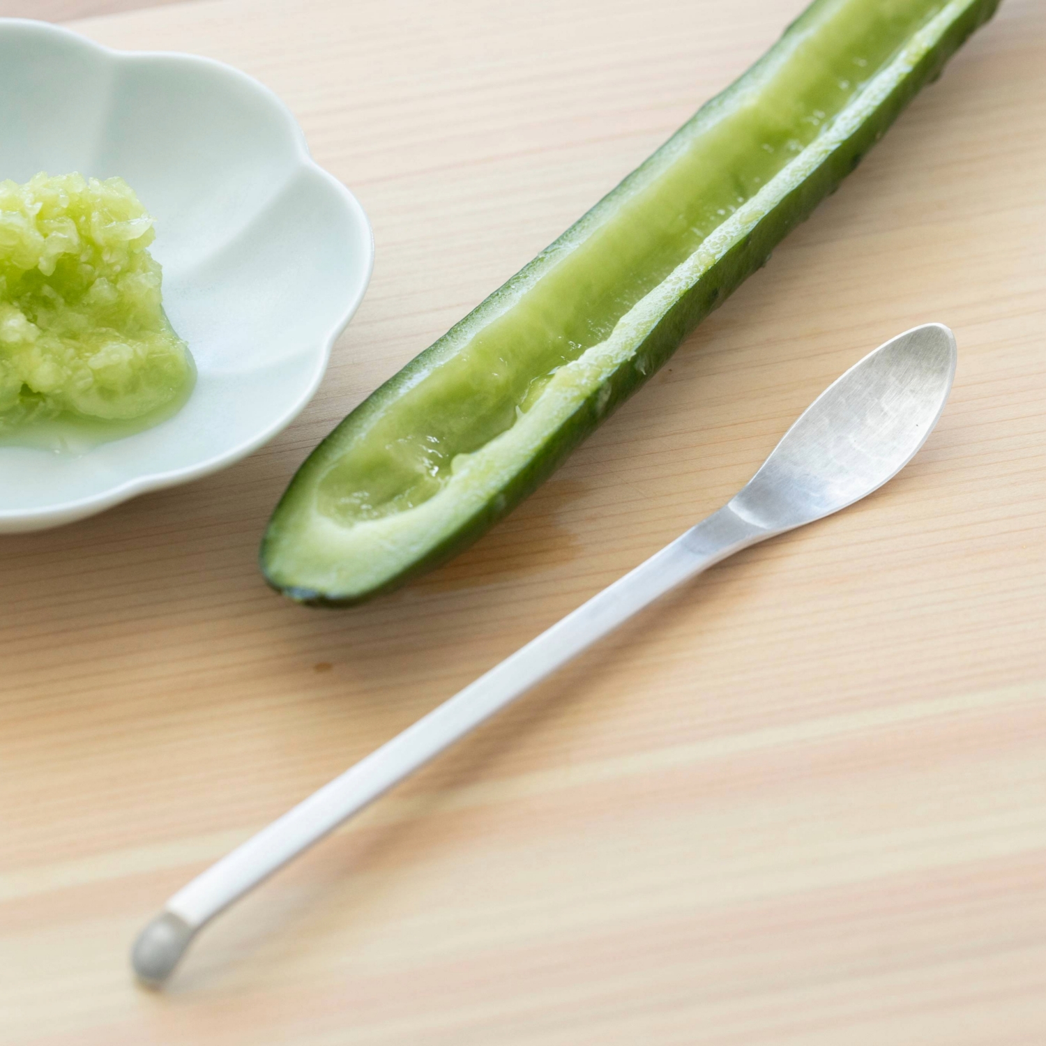 松田美智子の自在道具/種とりスプーン -優しく動かすだけで簡単に