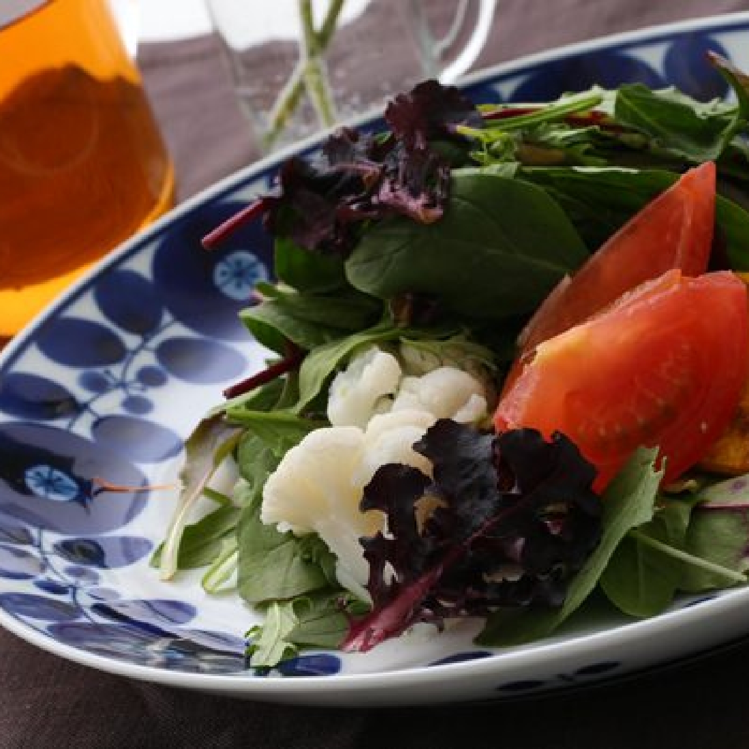 白山陶器/BLOOM ブルーム プレートM リース -瑠璃色の手描きの花柄が