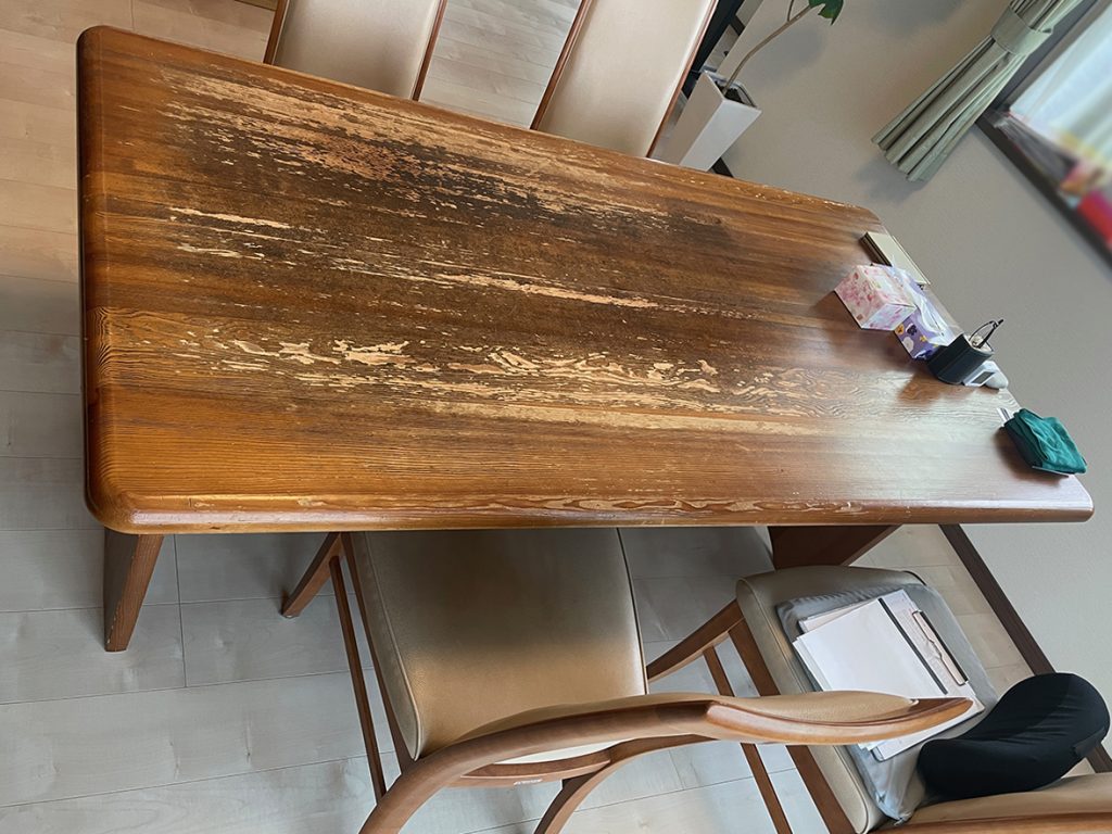 修理・修復事例】ダイニングテーブルの塗装・ダイニングチェアの張替