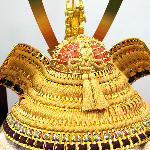 9号 源義経兜 ガラスケース入り – スガ人形店