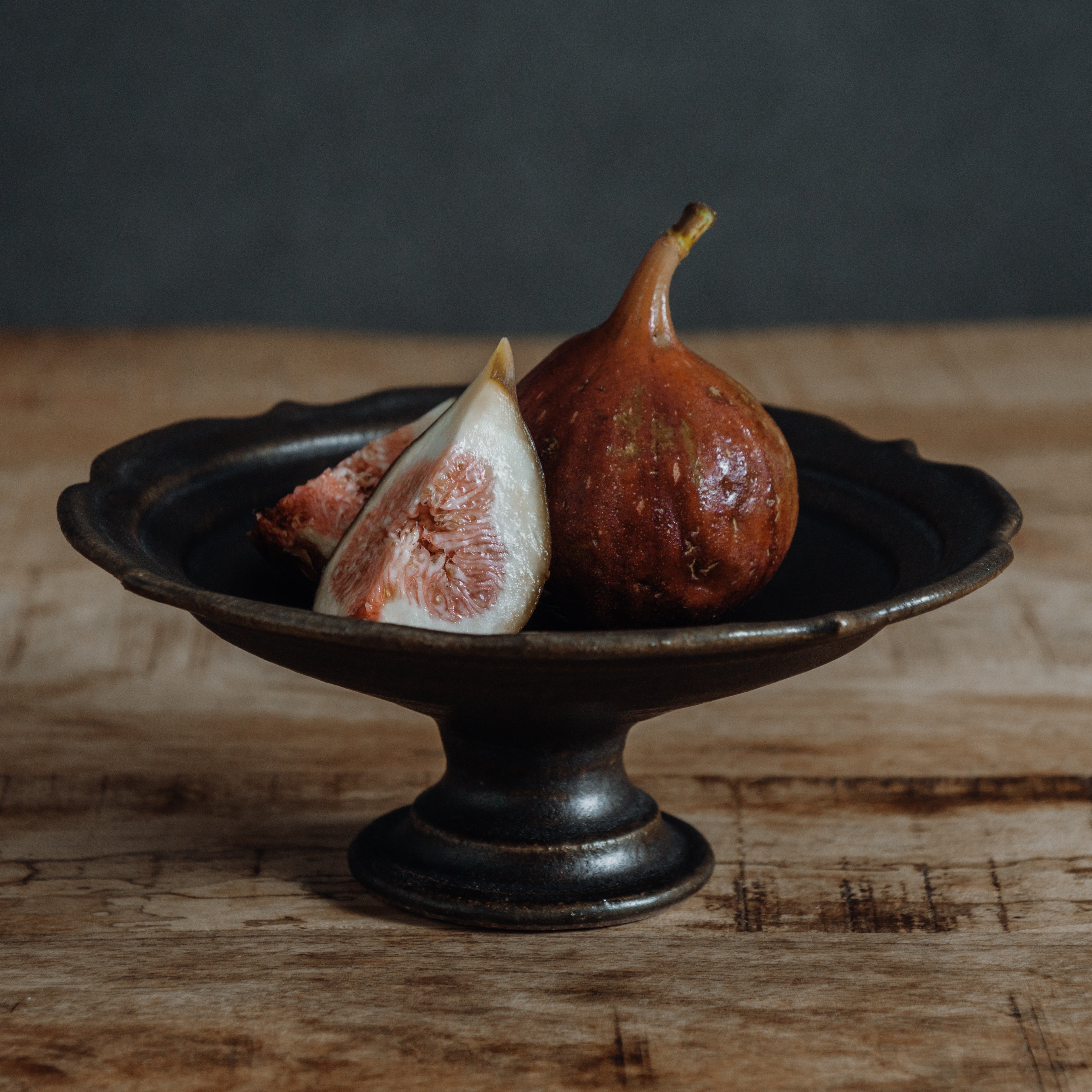 彫刻コンポート皿 18cm (サビ釉)｜古谷浩一 – sui.