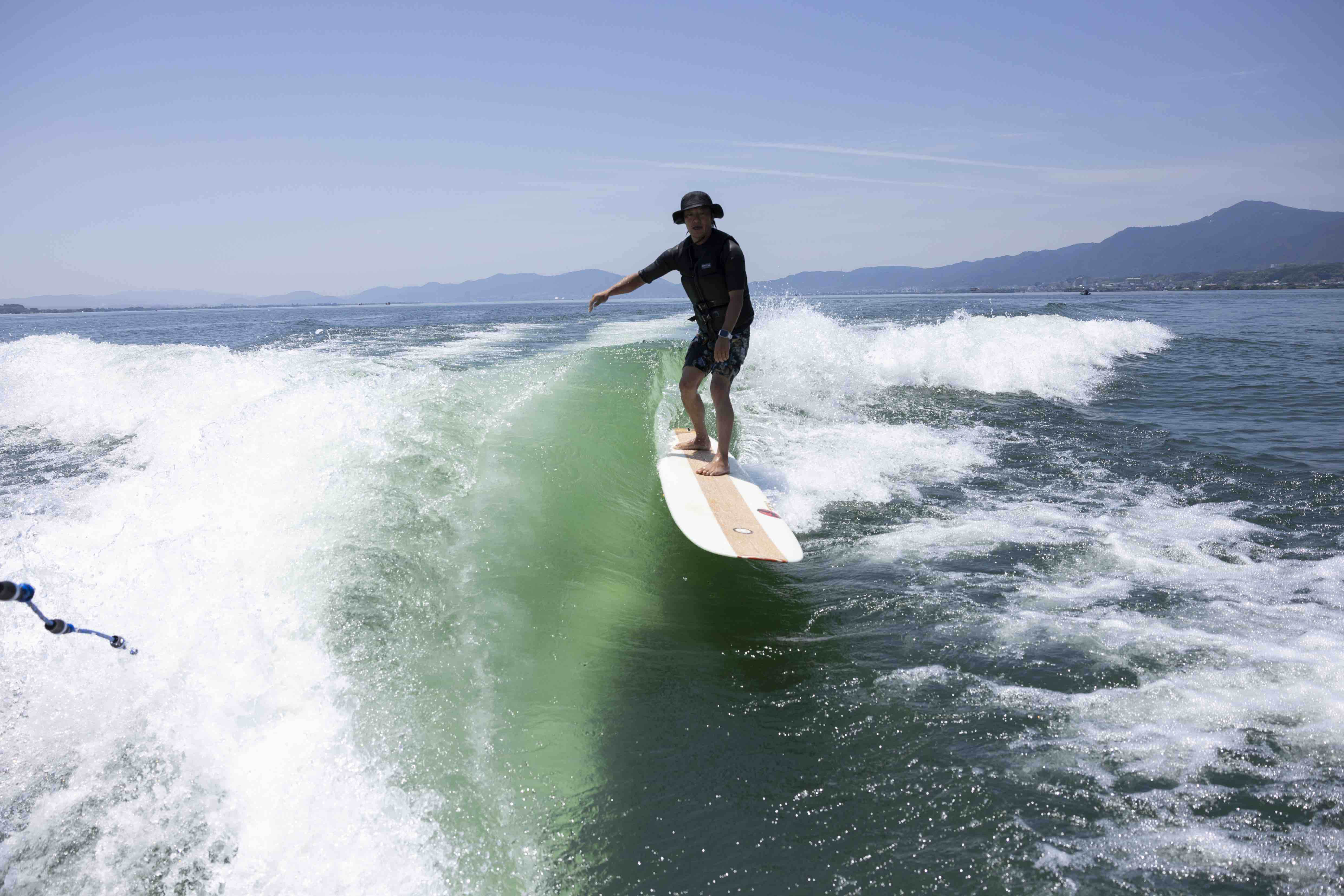 琵琶湖でブレイクする極上ウェイブ、 そこにはノーズライディングにも